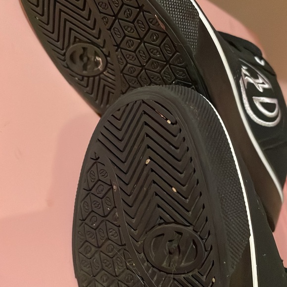 SKATER SHOES! HEELYS BRAND  SIZE 4 youth-pre owned - Picture 9 of 9